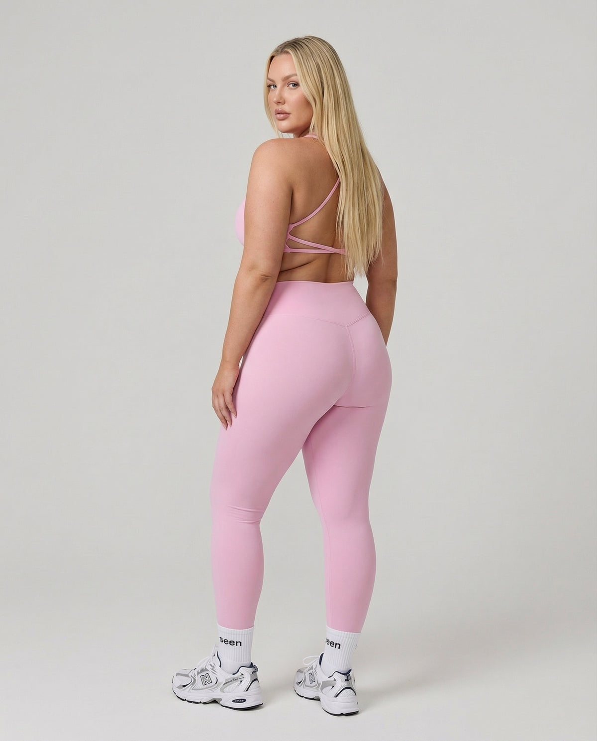 Seen women's seamless workout set featuring high waist sculpting leggings and matching sports top, ideal for activewear and fitness.